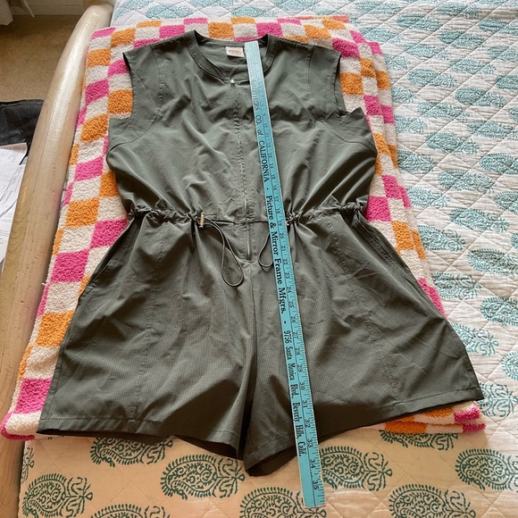C&C California Olive Green Short Romper in Size Medium - Picture 6 of 8